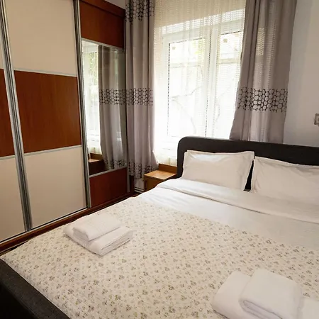 Retro With A Barkyard - Pet Friendly Holiday home *