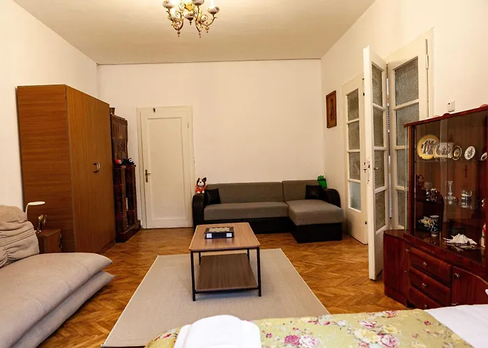 Retro With A Barkyard - Pet Friendly